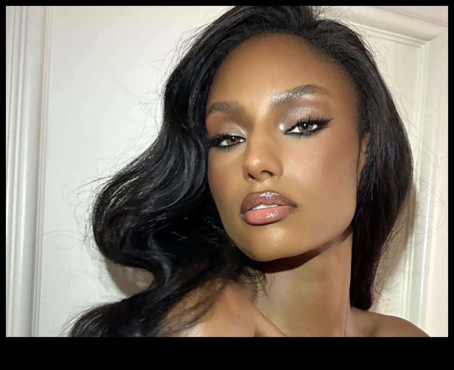 Sprâncene îndrăznețe, ochi moi: atingerea echilibrului cu stilurile de machiaj glam