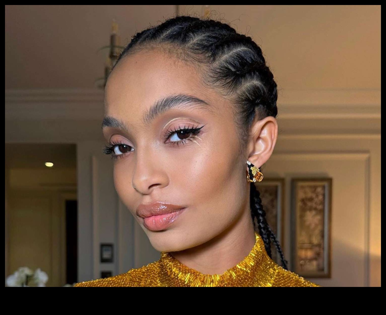 Sprâncene îndrăznețe, ochi moi: atingerea echilibrului cu stilurile de machiaj glam