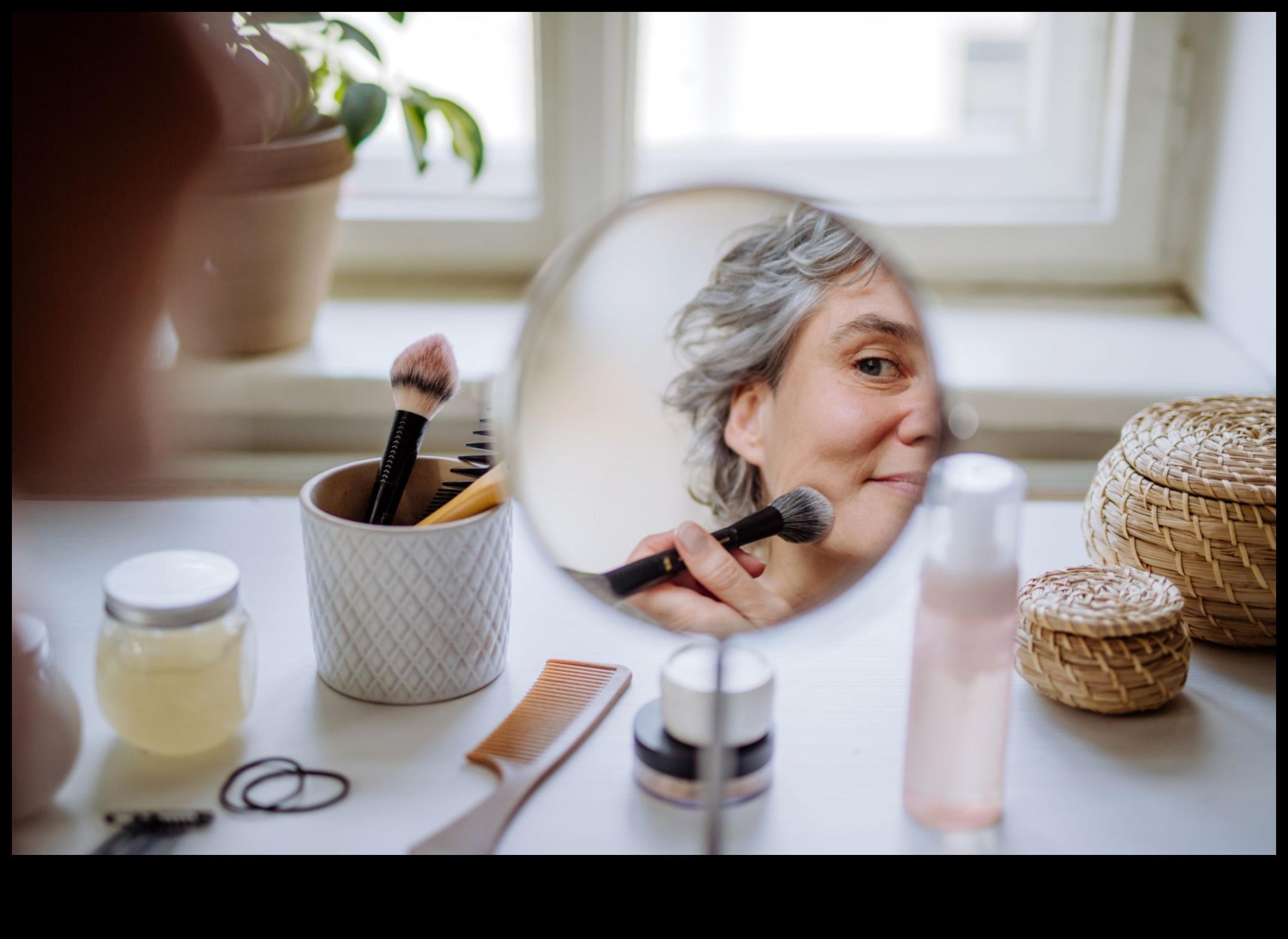 Ruj pentru toate vârstele Un ghid pentru adaptarea rutinei de machiaj pe măsură ce îmbătrânești 3 Ruj pentru toate vârstele: Adaptează-ți rutina de machiaj pe măsură ce îmbătrânești