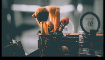 Instrumente indispensabile pentru un kit de machiaj profesional: jocul de frumusețe