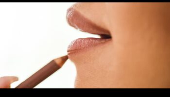 Greșeli obișnuite ale creionului de buze: capcanele de evitat pentru o mufă perfectă