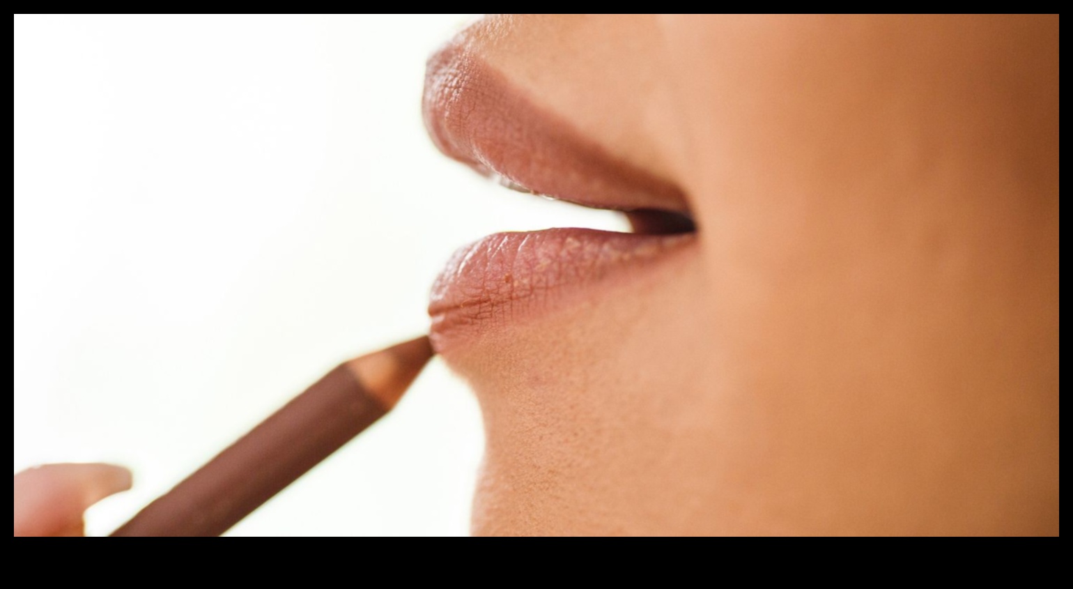 Greșeli obișnuite ale creionului de buze: capcanele de evitat pentru o mufă perfectă