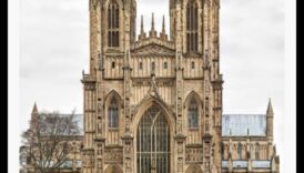 Grandoare gotică dezvăluită: ridicați-vă meșteșugurile cu strălucirea fotografiei