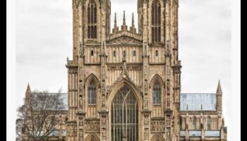 Grandoare gotică dezvăluită: ridicați-vă meșteșugurile cu strălucirea fotografiei