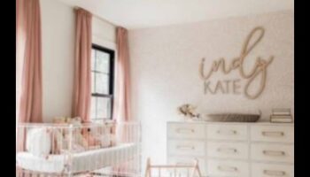 Bouncing Blossoms: Delicii florale în echipament pentru bebeluși