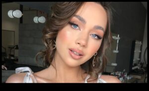 Sprâncene îndrăznețe, ochi moi: atingerea echilibrului cu stilurile de machiaj glam