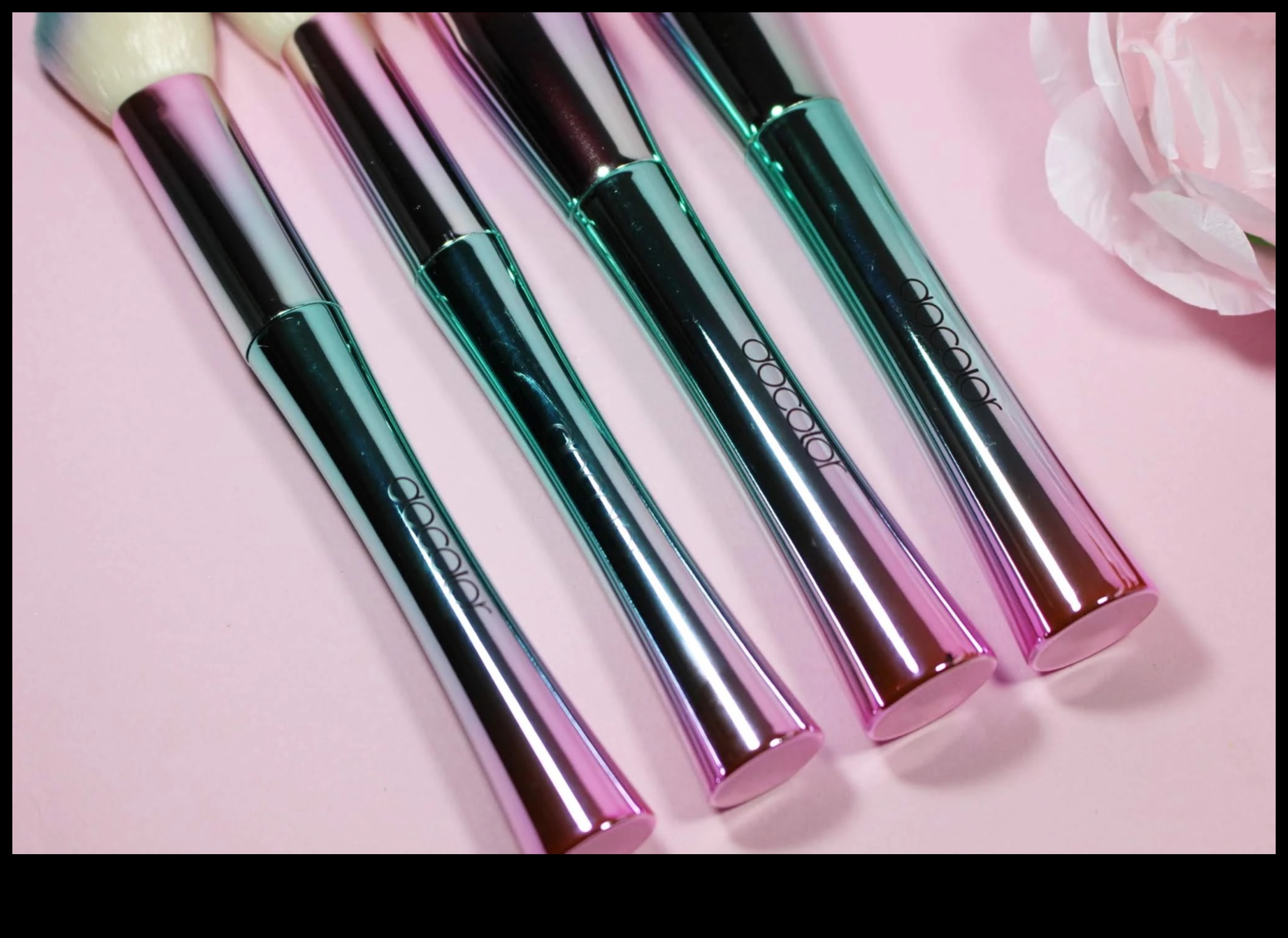 Știința pensulelor Înțelegerea anatomiei instrumentelor de machiaj de calitate 3 Știința pensulelor: înțelegerea anatomiei instrumentelor de machiaj de calitate